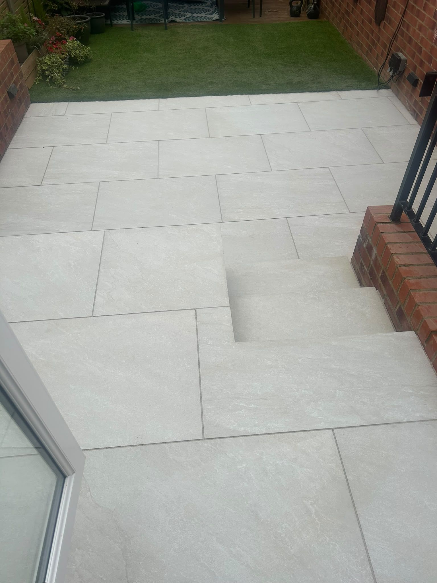 Light paving and steps towards a lawn in Leighton Buzzard